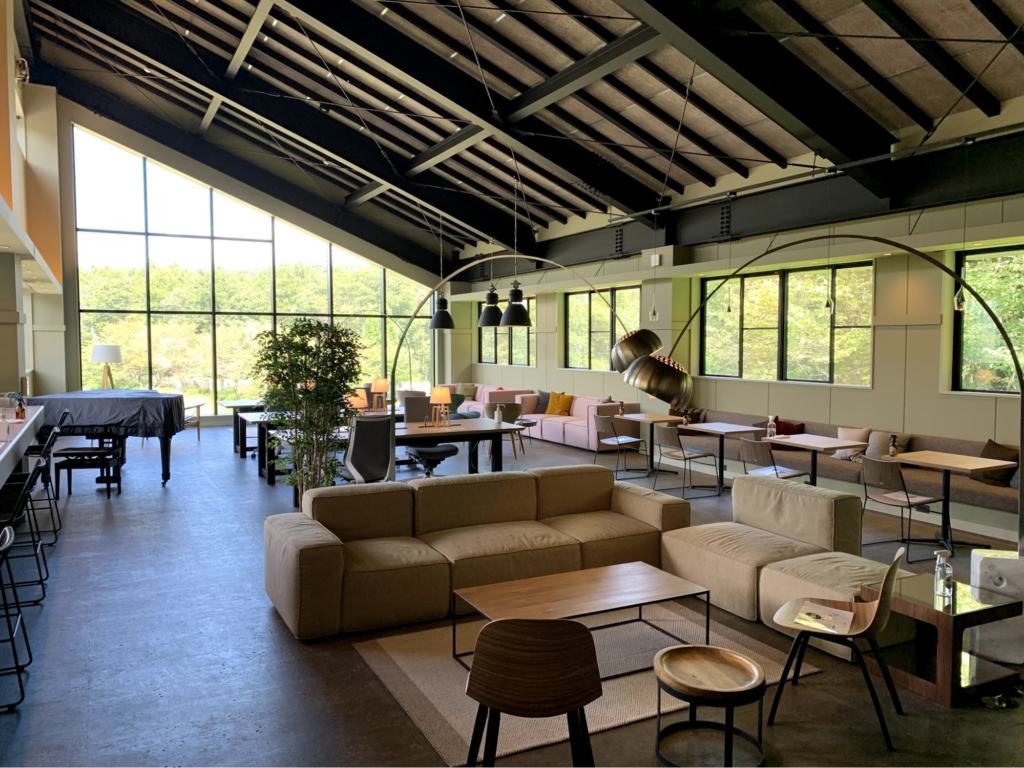 大自然の中でのワーケーションは生産性向上のための一つの選択肢に